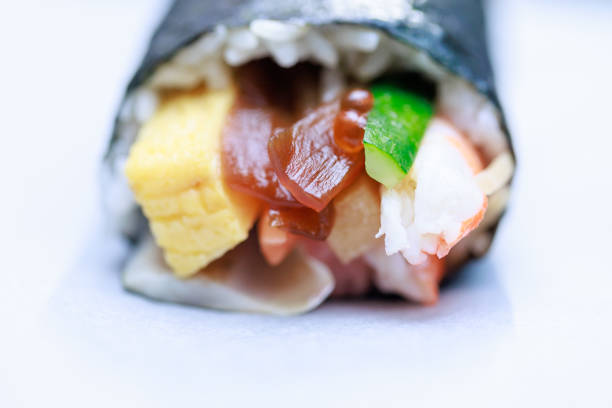 rolinhos de sushi - prepared crustacean flash - fotografias e filmes do acervo