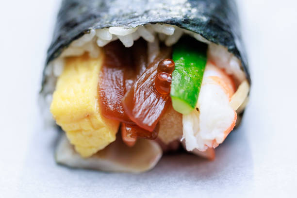 суши-роллов  - prepared crustacean flash стоковые фото и изображения