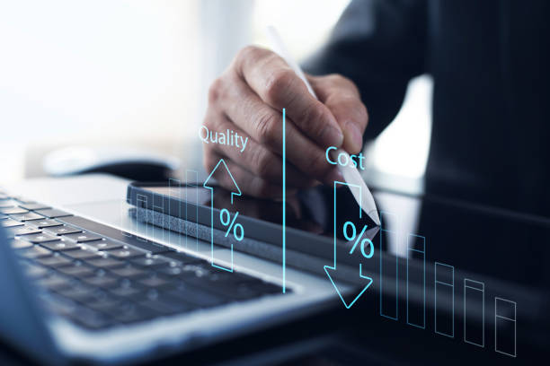 control de costes y calidad, estrategia empresarial y concepto de gestión de proyectos. empresario que trabaja en tableta digital con gráfico de crecimiento de control de calidad y reducción de costos, negocio efectivo - reducing gear fotografías e imágenes de stock