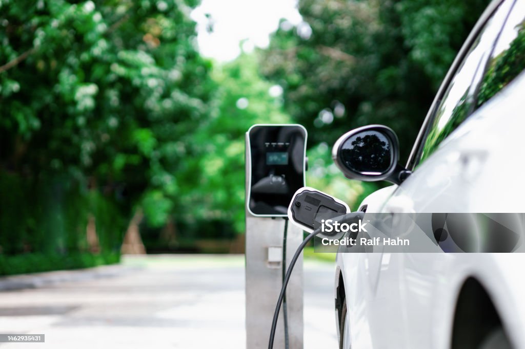 Focus closeup EV car and charger with blur background for progressive concept - Royalty-free Elektrikli Araba Stok görsel