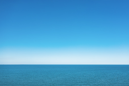 Línea del horizonte, cielo azul y mar azul. Vista de dron. photo