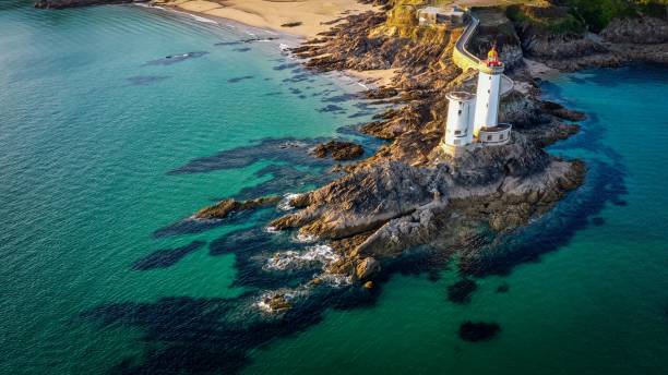 白い灯台とターコイズブルーの海景の空撮 - maine lighthouse rock sea ストックフォトと画像