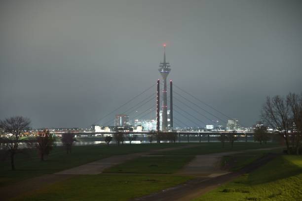 turm und theodor-heuss-brücke bei nacht und nebel in düsseldorf, deutschland - theodor heuss stock-fotos und bilder