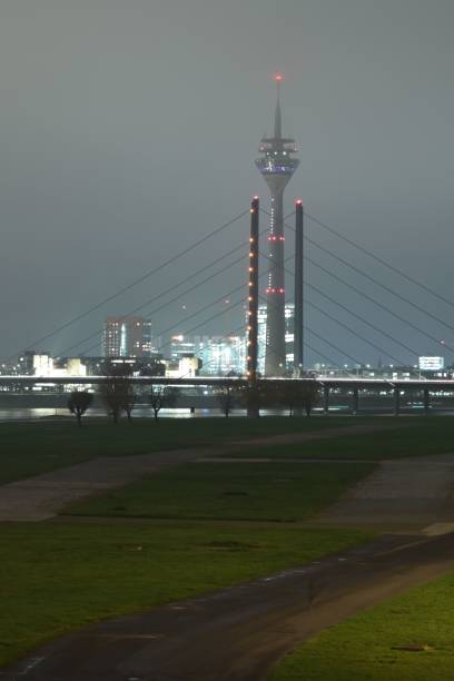 turm und theodor-heuss-brücke bei nacht und nebel in düsseldorf, deutschland - theodor heuss stock-fotos und bilder