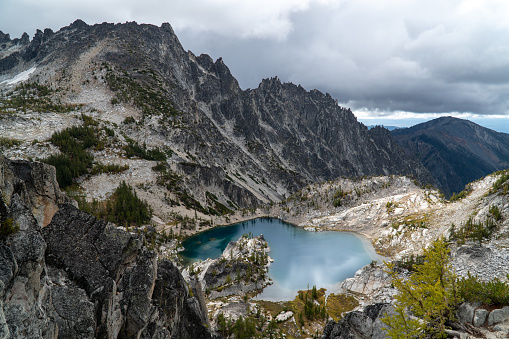 A beautiful shot of the Alpine Lakes near the Enchantments in Washington, USA