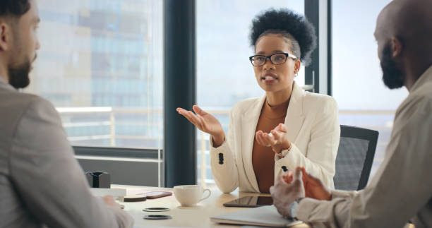 comunicación en la oficina, propuesta de negociación y discusión de gente de negocios para acuerdo de inversión, contrato b2b o reunión con clientes. charla, conversación financiera o consulta de mujer negra con el equipo de finanzas - board room discussion contract agreement fotografías e imágenes de stock