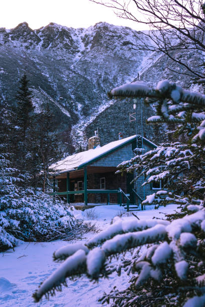 bella vista del tuckerman's ravine sul monte washington, new hampshire - tuckerman foto e immagini stock