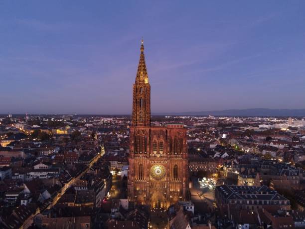 vista lejana de la catedral de estrasburgo y la vista de la ciudad en alsacia, francia - strasbourg cathedral fotografías e imágenes de stock