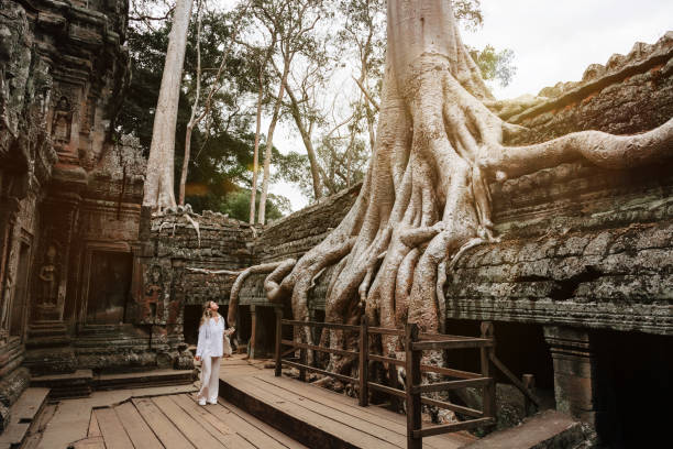 アンコールのタプローム寺院の古代遺跡を探索する旅行者 - ancient angkor wat footpath stone ストックフォトと画像