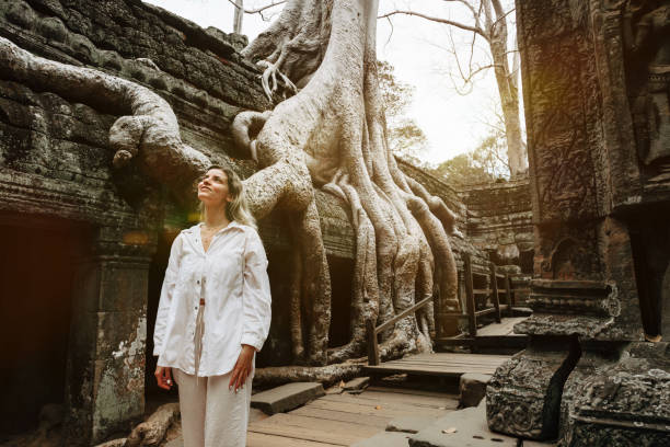 アンコールのタプローム寺院の古代遺跡を探索する旅行者 - ancient angkor wat footpath stone ストックフォトと画像