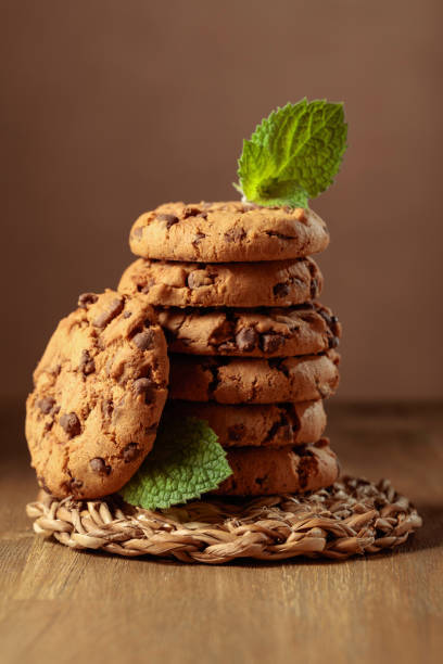 biscuits au chocolat à la menthe sur une table en bois. - chocolate chip cookie cookie chocolate stack photos et images de collection