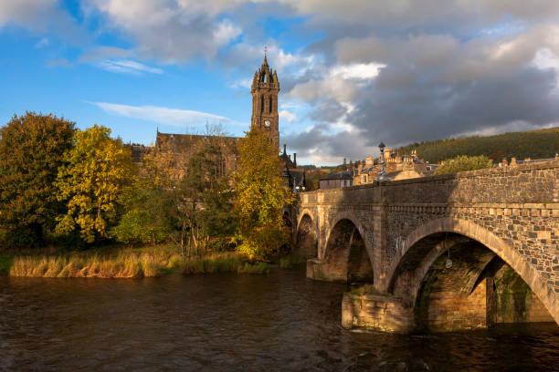 sonniger herbstnachmittag am fluss tweed in peebles, mit der tweed bridge und dem offenen kronenturm der old parish church, scottish borders, großbritannien - peebles stock-fotos und bilder