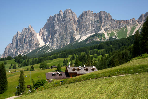 berglandschaft in alvera - beauty in nature belluno clear sky color image stock-fotos und bilder