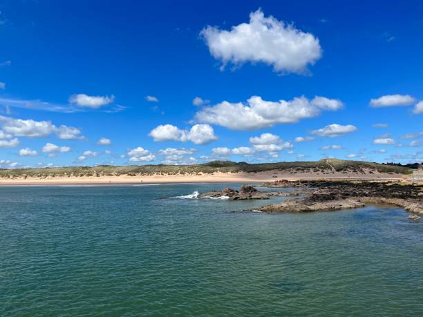 песчаные дюны в заливе круден - cruden bay стоковые фото и изображения