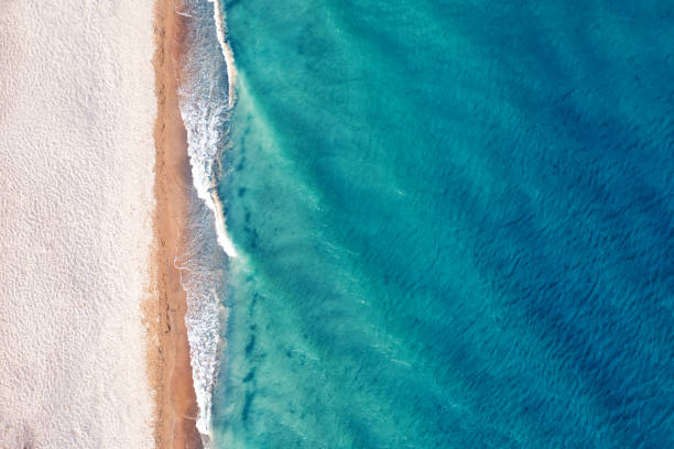 vista para a praia a partir de um drone. maravilhosa paisagem de verão, areia limpa e água azul. - on top of - fotografias e filmes do acervo