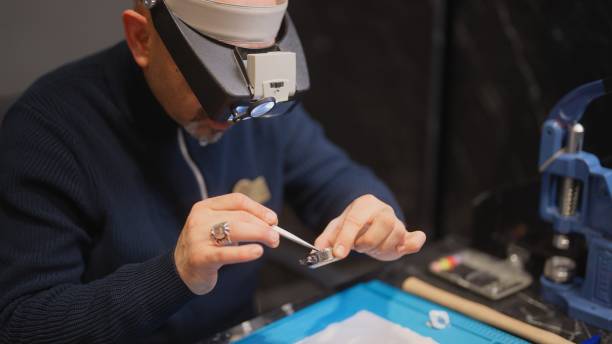 zegarmistrz naprawiający zegarek w swoim miejscu pracy - male magnifying glass caucasian technician zdjęcia i obrazy z banku zdjęć