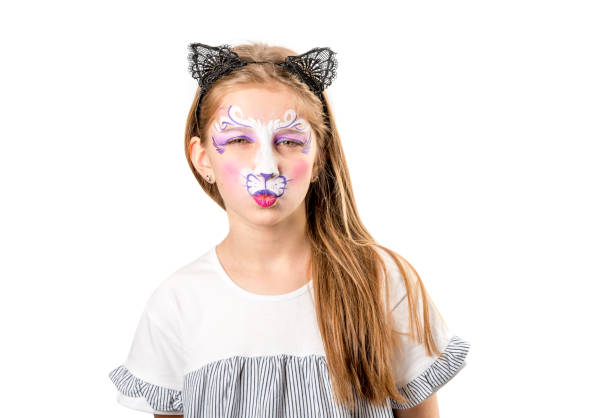 портрет девочки-подростка с росписью кошачьего лица - face paint child paint rabbit стоковые фото и изображения
