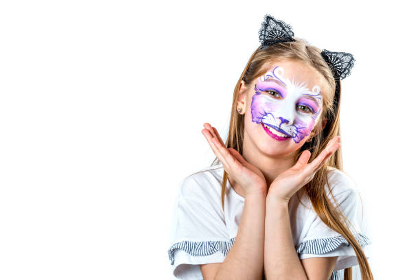 пор�трет девочки-подростка с росписью кошачьего лица - face paint child paint rabbit стоковые фото и изображения