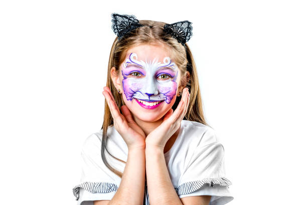 портрет девочки-подростка с росписью кошачьего лица - face paint child paint rabbit стоковые фото и изображения