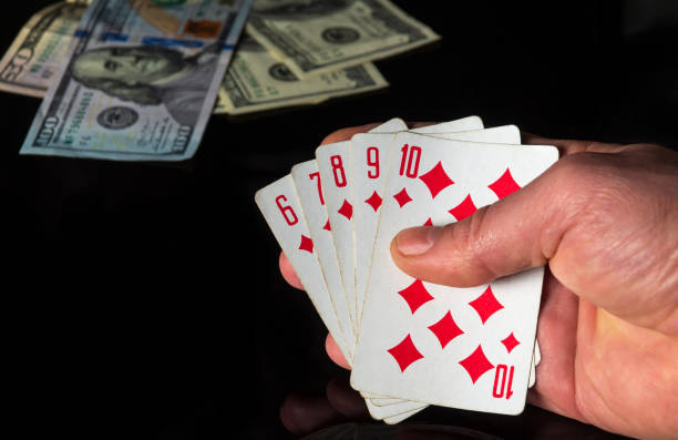 What are the key differences between Omaha Poker and Texas Hold’Em?
