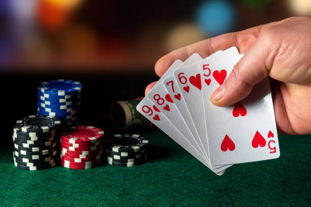 What is the structure of a typical Omaha poker tournament?