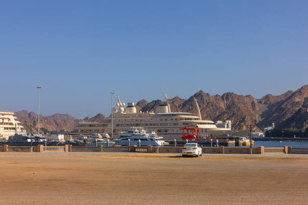 무스카트, 오만: 바닷가 풍경, 바다 항구에 있는 술탄의 요트. - oman greater masqat middle east city 뉴스 사진 이미지