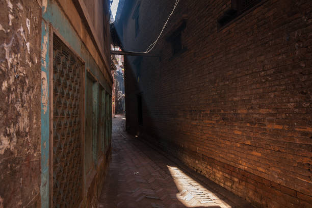 camino de callejón en el casco antiguo de bhaktapur, nepal - narrow alley fotografías e imágenes de stock