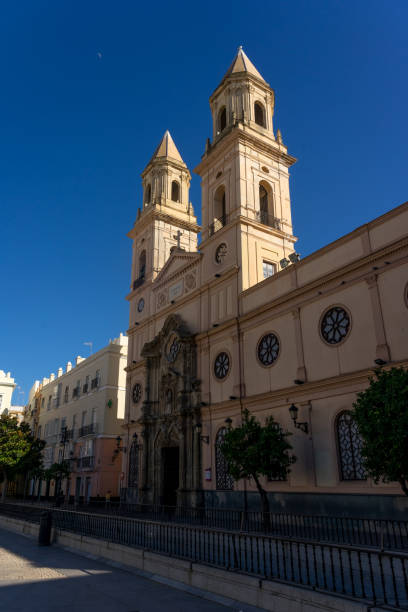 igreja e praça de san antonio na cidade velha da bela cidade de cádis em um dia ensolarado, andaluzia, espanha. - spain tower town square andalusia - fotografias e filmes do acervo