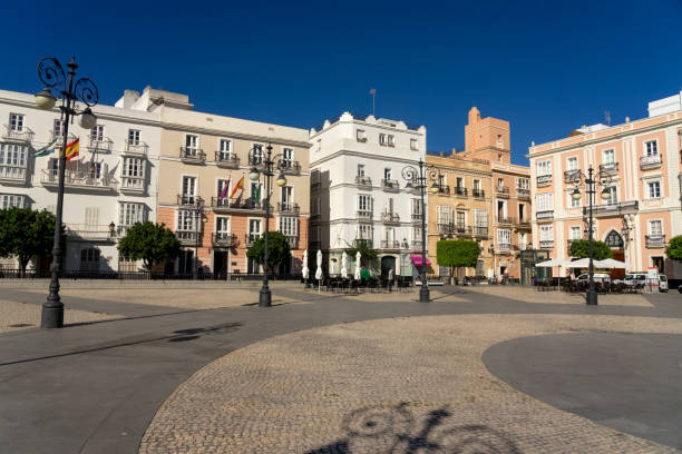 praça de san antonio na cidade velha da bela cidade de cádis em um dia ensolarado, andaluzia, espanha. - spain tower town square andalusia - fotografias e filmes do acervo