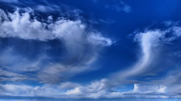 Nuages blancs dans un ciel bleu Plein cadre sur le ciel bleu avec des nuages ciel bleu stock pictures, royalty-free photos & images