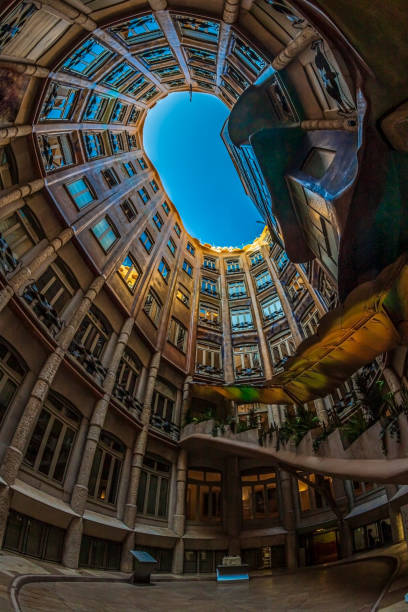 il cortile interno di casa mila o la pedrera, barcellona, catalogna, spagna - barcelona la pedrera spain catalonia foto e immagini stock