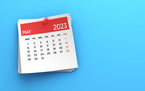 2023 post it note maio calendário e red push pin on blue paper background stock photo - may - fotografias e filmes do acervo