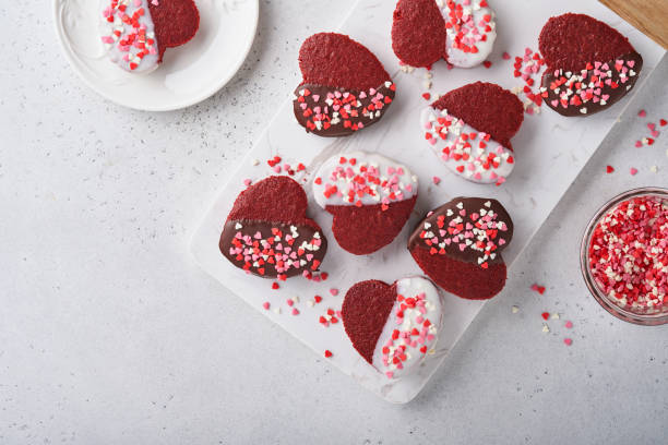 valentines day. red velvet or brownie cookies on heart shaped in chocolate icing on a pink romantic background. dessert idea for valentines day, mothers or womens day. tasty homemade dessert cake - valentine candy fotos imagens e fotografias de stock