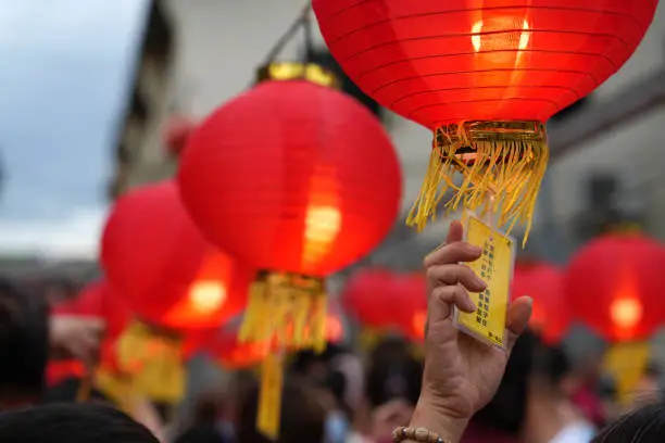 Chinese people have the custom of holding riddle-guessing contests to celebrate the Lantern Festival, which fell on the fifteenth day of the first lunar month