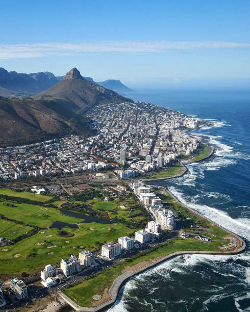 vista de ciudad del cabo y lion's head, sudáfrica - montaña de lions head fotografías e imágenes de stock