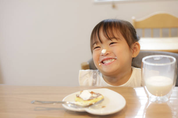 istock girl eating hot cake 1463112406