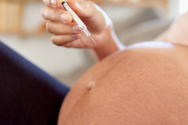 detalle de una mujer embarazada que se inyecta en el vientre en casa. - diabetes insulin human fertility injecting fotografías e imágenes de stock