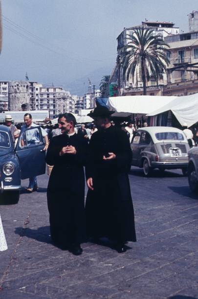 due pastori italiani camminano attraverso una piazza del mercato a sanremo - giobbe foto e immagini stock