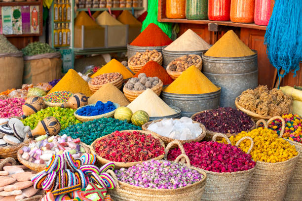 coloridas especias y tintes encontrados en el mercado del zoco en marrakech, marruecos. - marrakech fotografías e imágenes de stock
