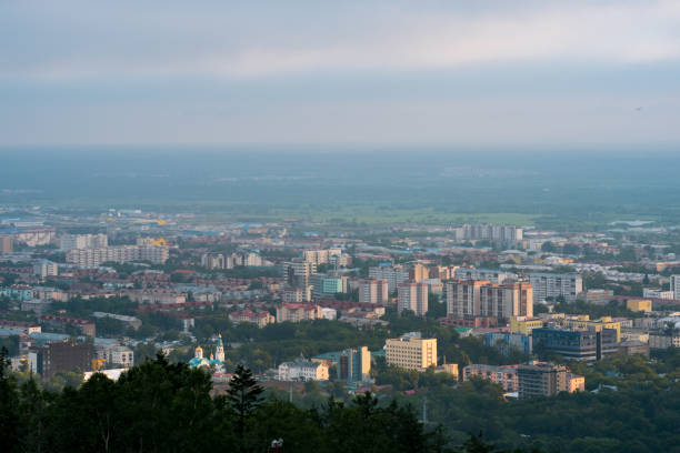 вид сверху на южно-сахалинск с горы большевик - quater стоковые фото и изображения