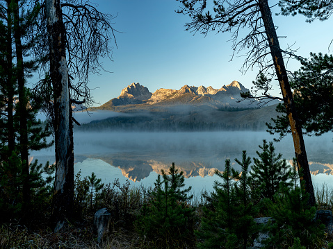 Morning sunrise over the Sawtooth Mountain reflection