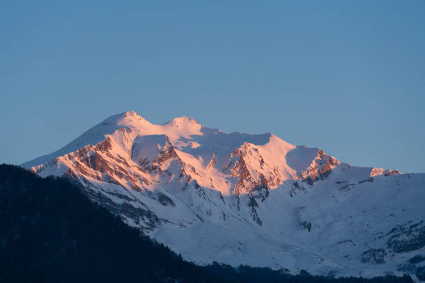 kaukaskie ośnieżone góry. - caucasus mountains zdjęcia i obrazy z banku zdjęć