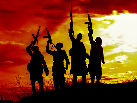 Silueta de varios militantes musulmanes con rifles photo