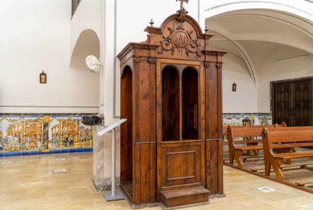 confesionario de madera para un sacerdote - confession booth church forgiveness wood fotografías e imágenes de stock