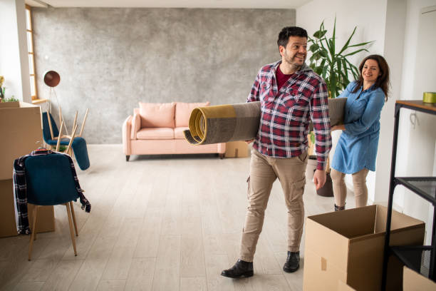 istock Couple arriving in new apartment 1463132905