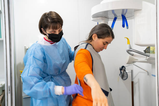 pacjent w aparaturze rtg w klinice stomatologicznej, radiografia panoramiczna - x ray equipment x ray machine radiation zdjęcia i obrazy z banku zdjęć