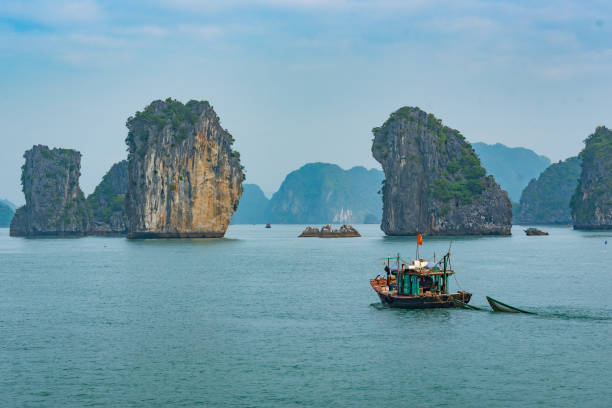 kleines boot auf ha long bay 2 - halong bay stock-fotos und bilder