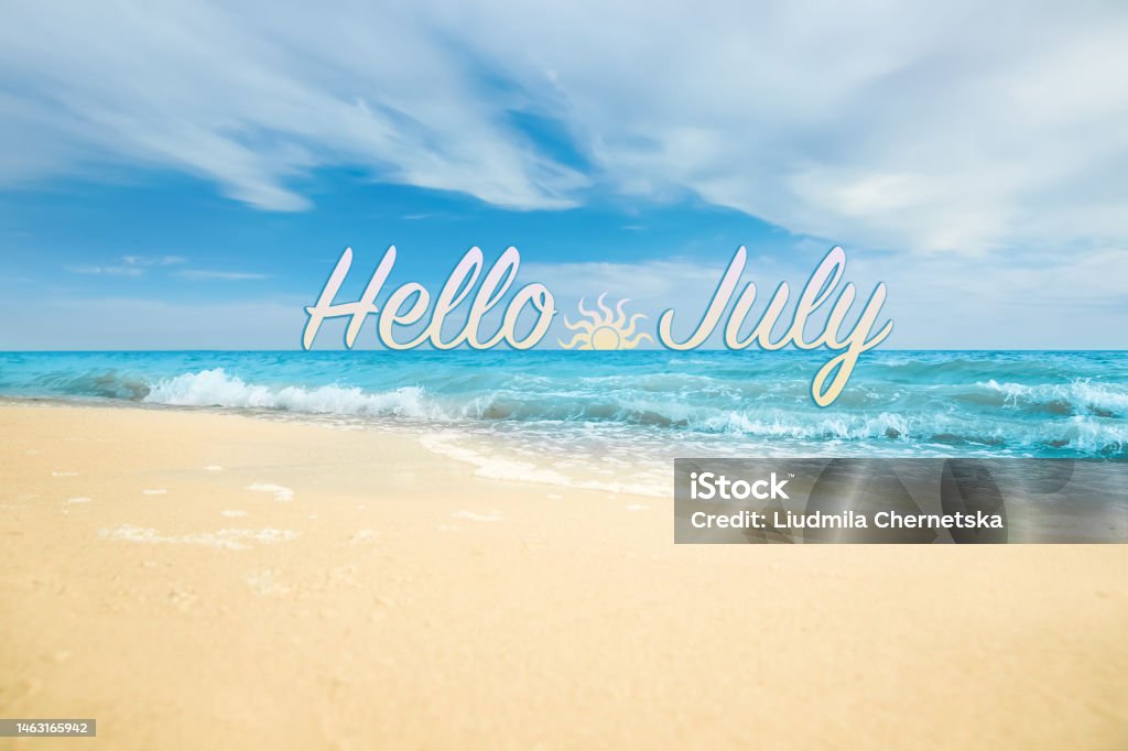 Helló július. Tengerhullámok gördülnek a gyönyörű homokos tengerparton - Jogdíjmentes Nyár témájú stock fotó Helló július. Tengerhullámok gördülnek a gyönyörű homokos tengerparton - Jogdíjmentes Nyár témájú stock fotó
