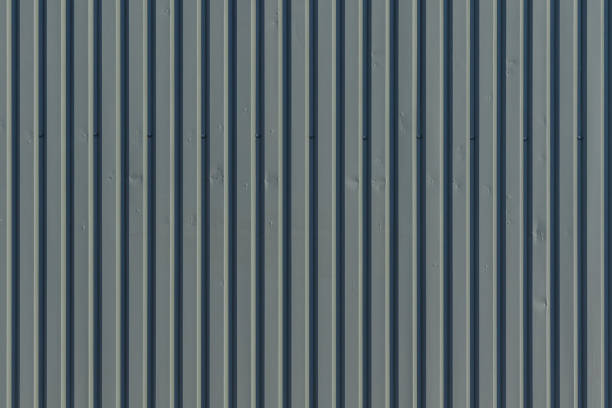 immagine di sfondo del rivestimento verticale in alluminio in grigio - corrugated steel foto e immagini stock