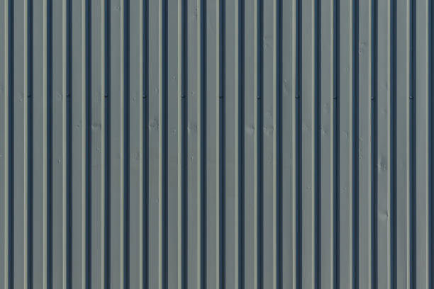 фоновый снимок вертикальной алюминиевой облицовки серого цвета - corrugated steel стоковые фото и изображения